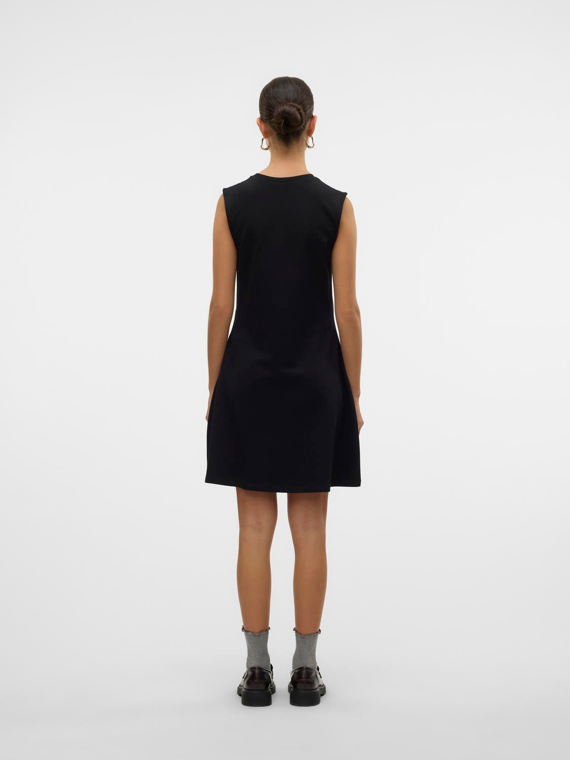 model_shot-back