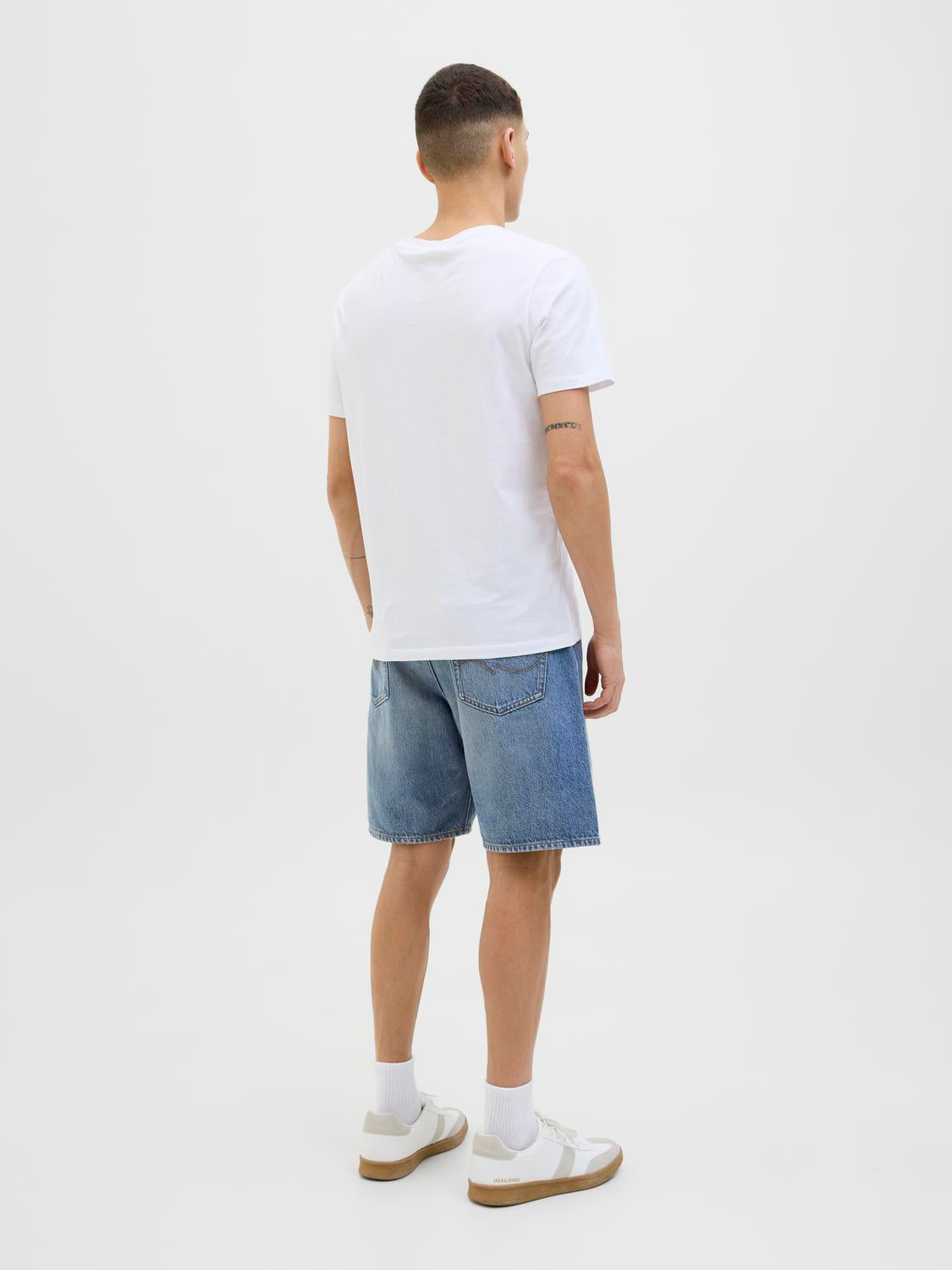 model_shot-back