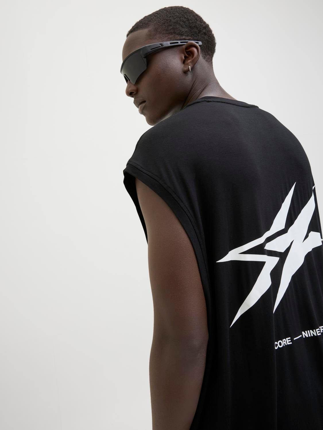 model_shot-creative