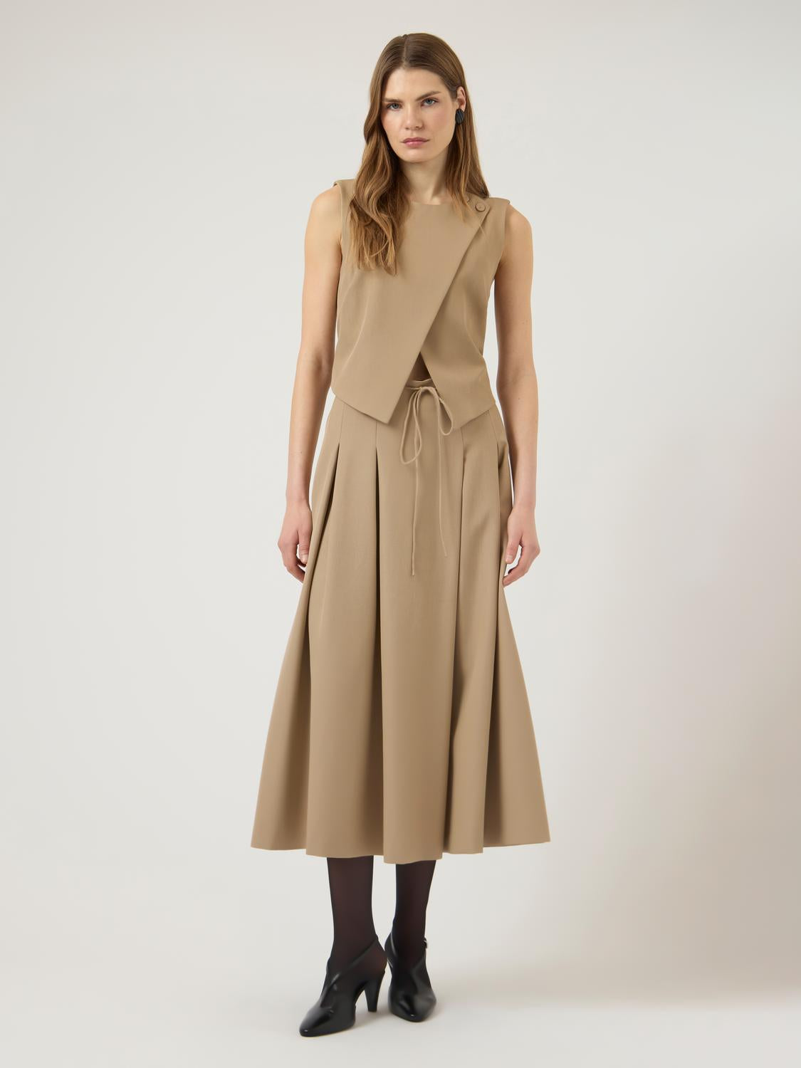 model_shot-front_full