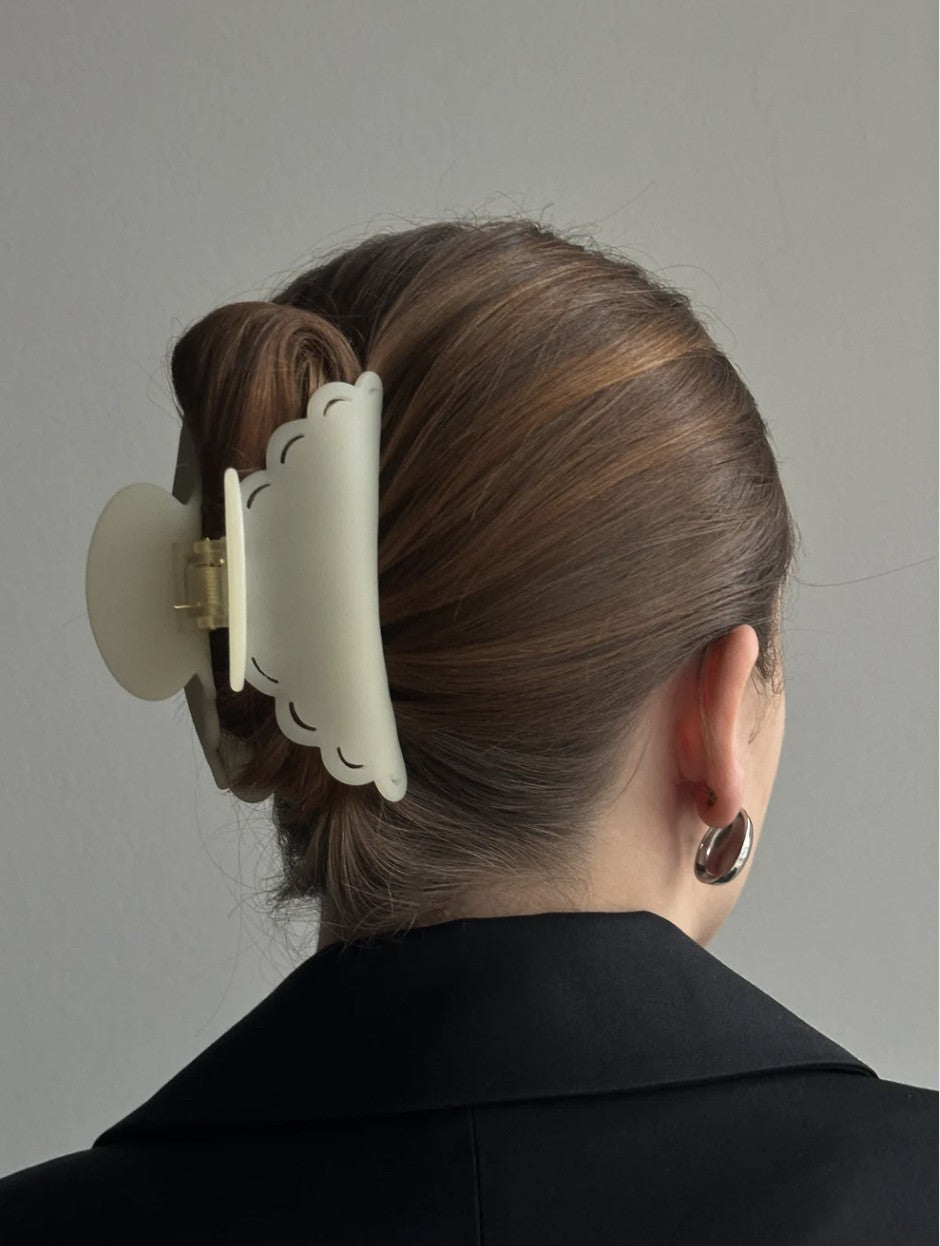 Giant Elly claw - Linen Velvet