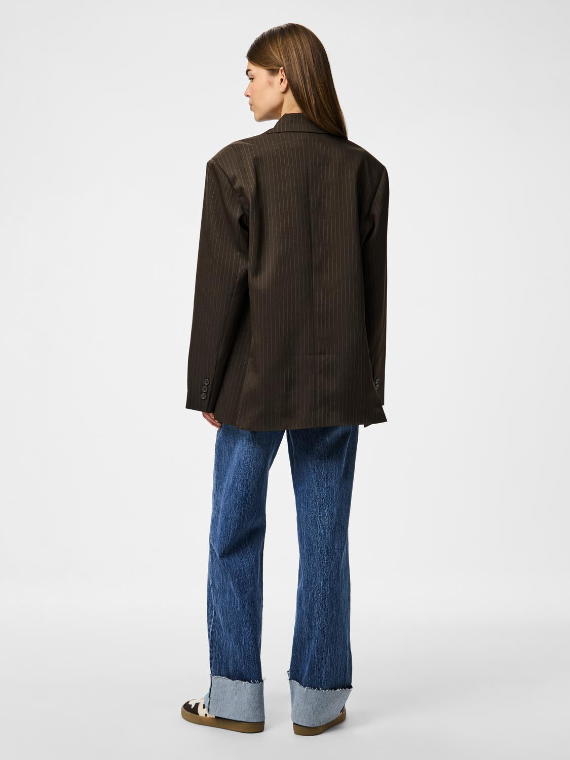 model_shot-back