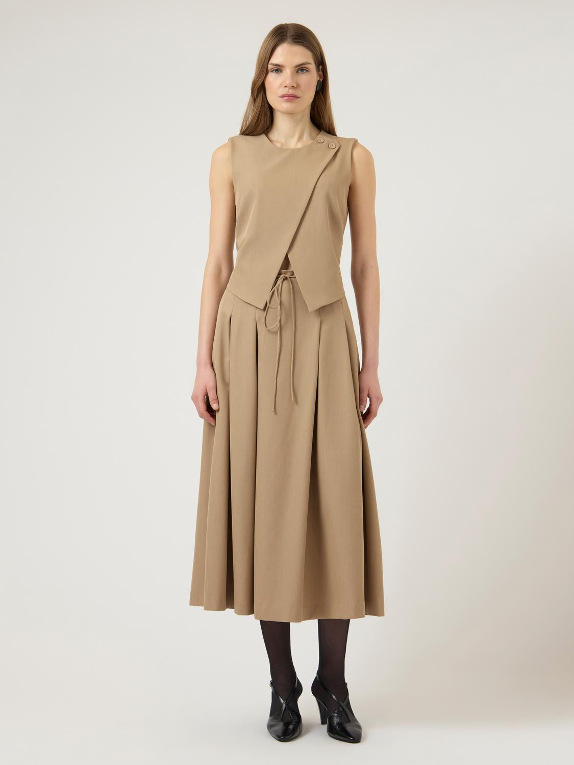 model_shot-front_full