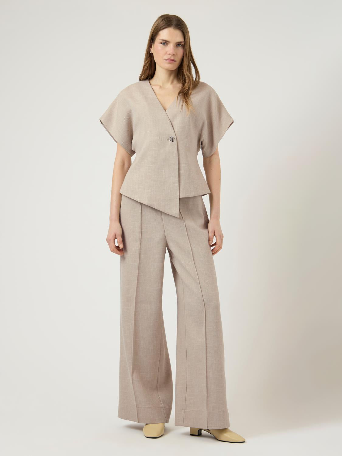 model_shot-front_full