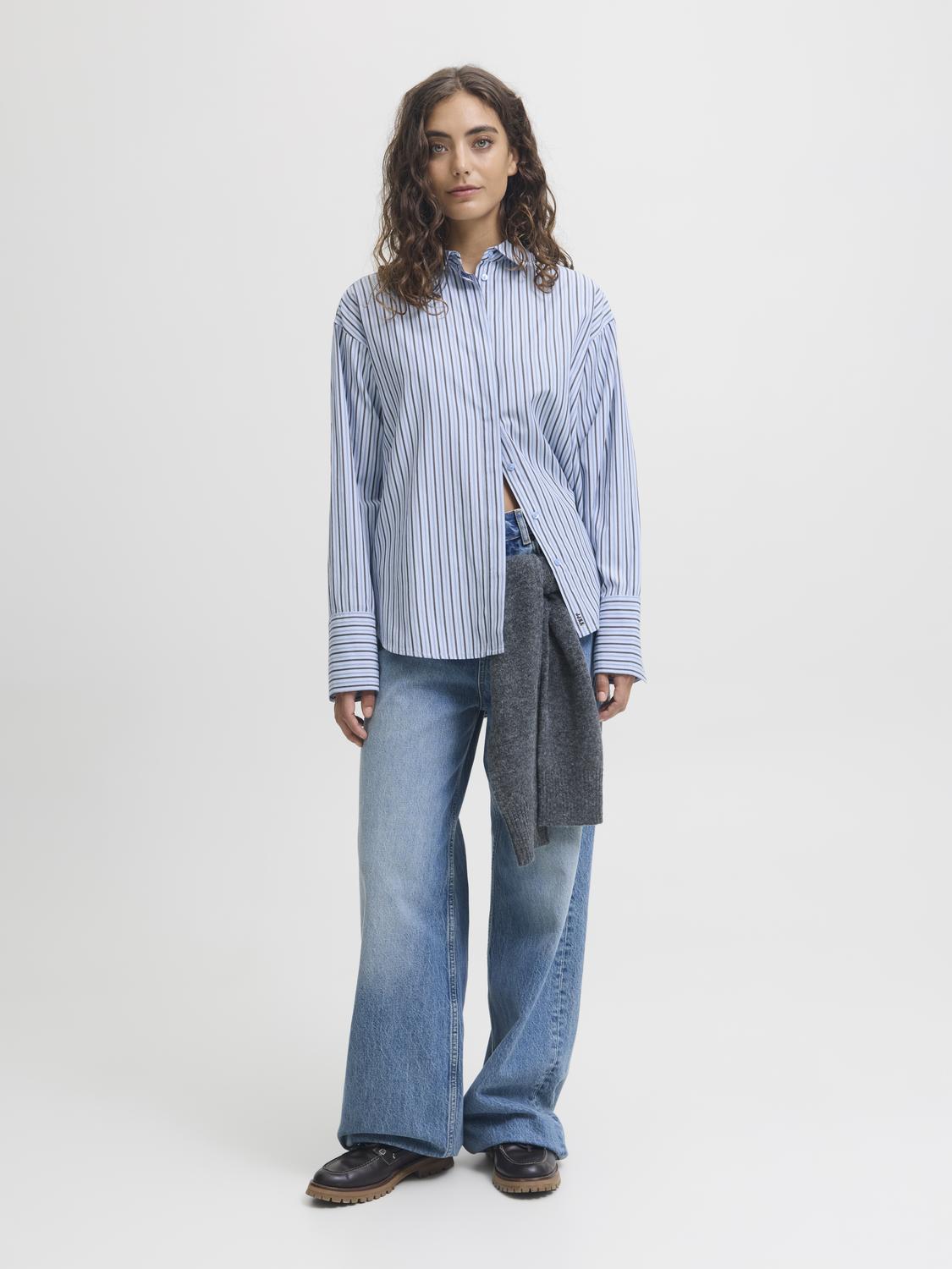 model_shot-front_full