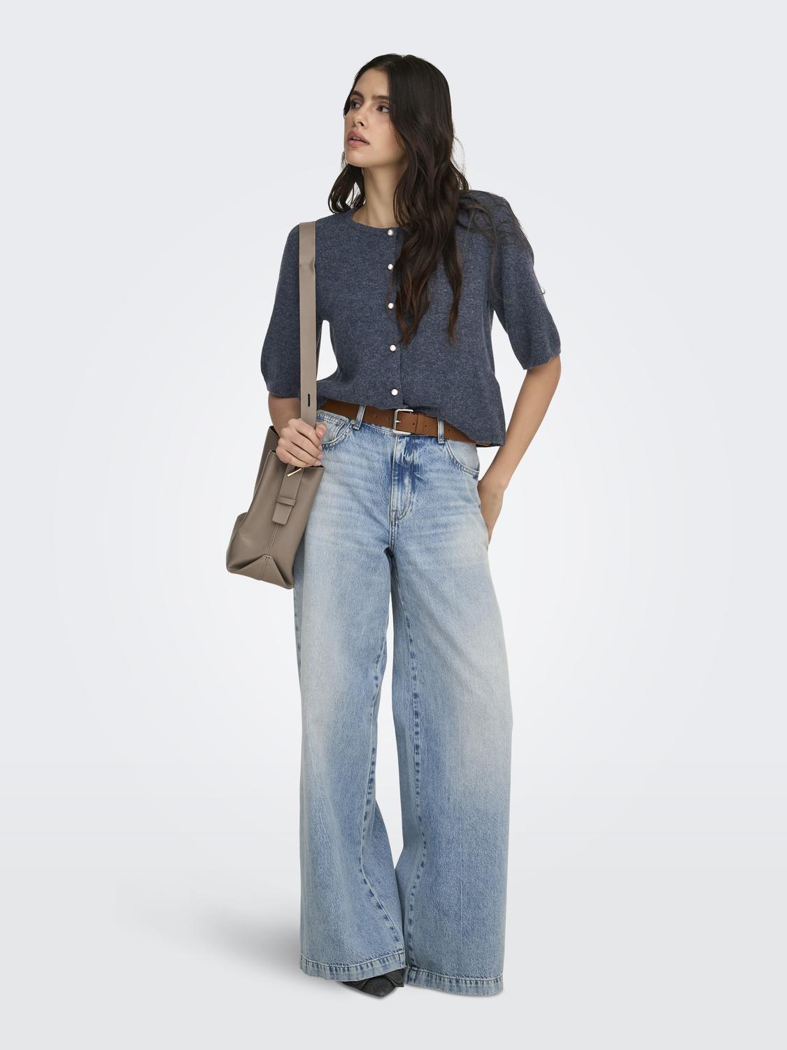 model_shot-front_full