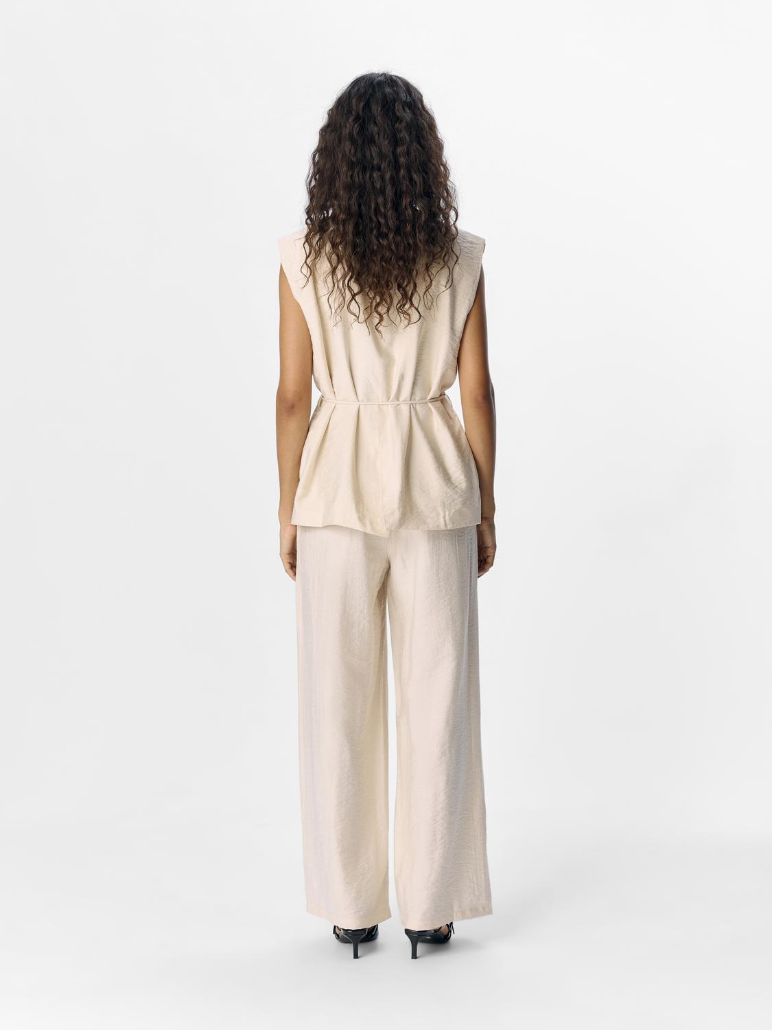 model_shot-back