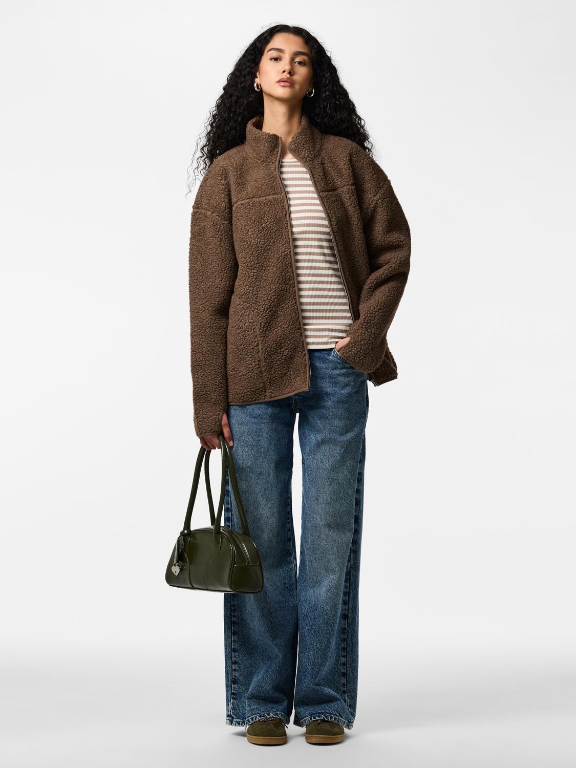 model_shot-front_full