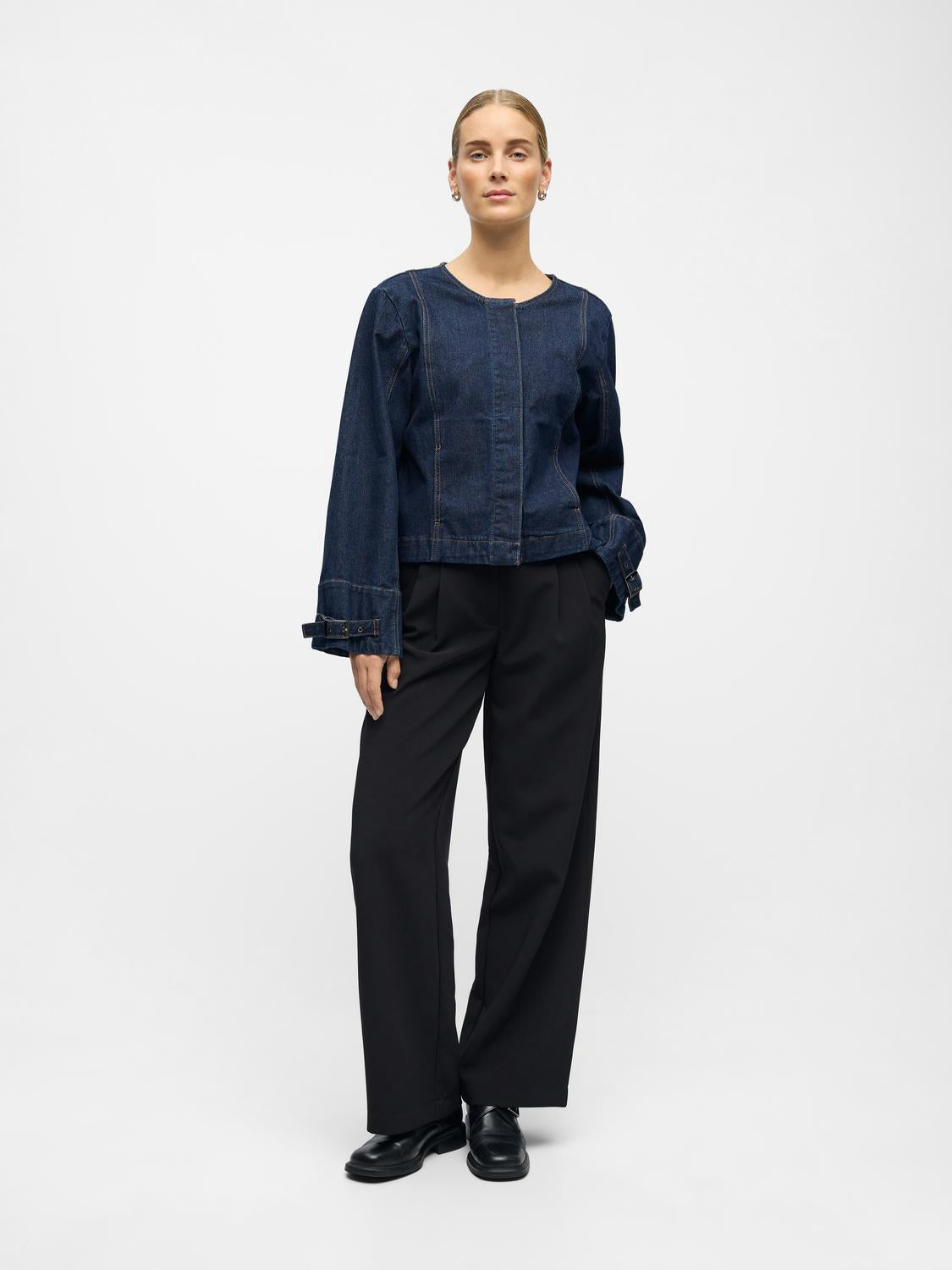 model_shot-front_full