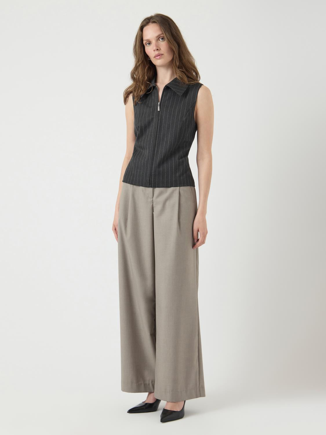 model_shot-front_full