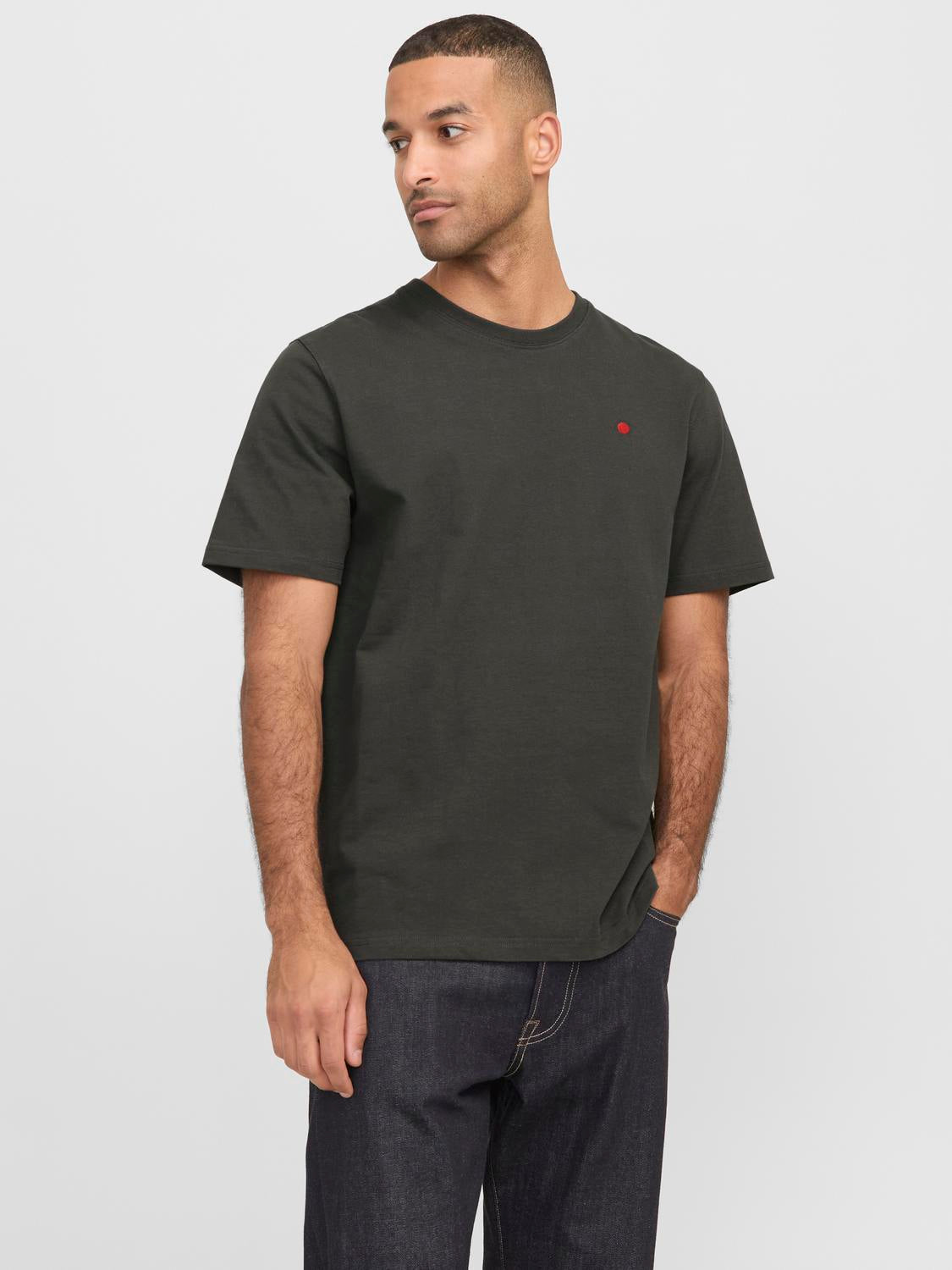 model_shot-front
