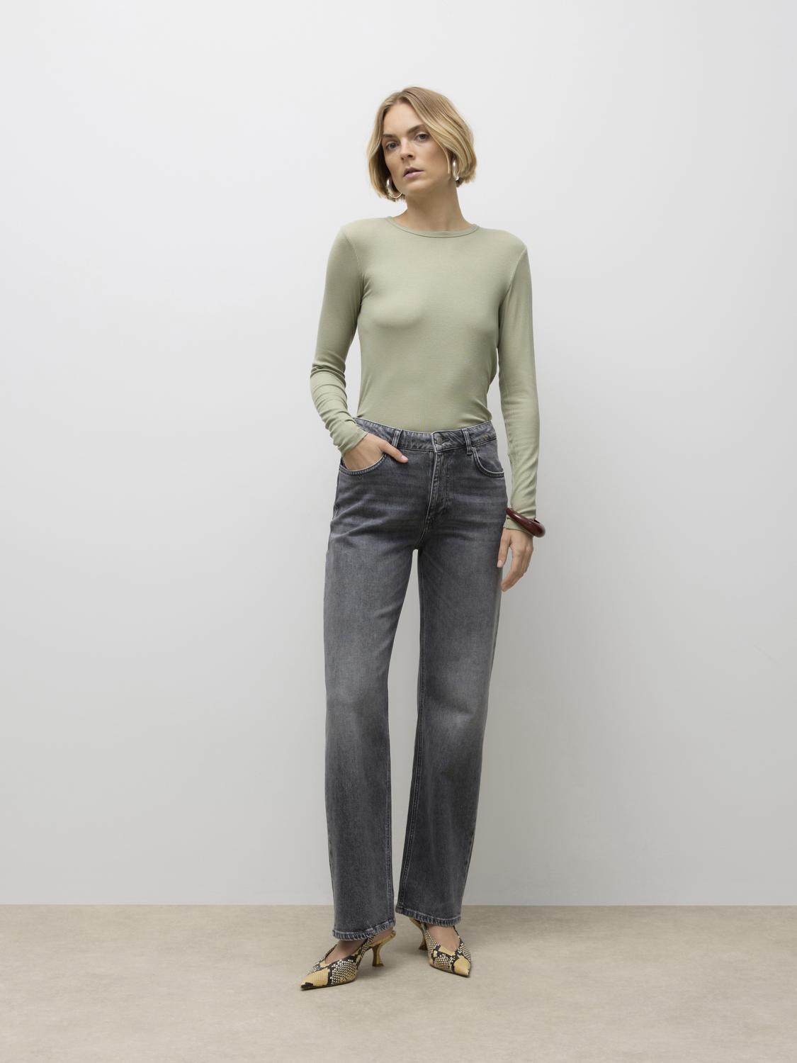 model_shot-front_full